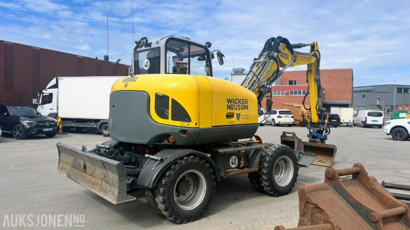 2015 Wacker Neuson EW100 Gravemaskin / Hjulgraver Tiltrotator Pusseskuffe Kabelskuffe 3224 timer - Grävmaskin: bild 4 2015 Wacker Neuson EW100 Gravemaskin / Hjulgraver Tiltrotator Pusseskuffe Kabelskuffe 3224 timer - Grävmaskin: bild 4