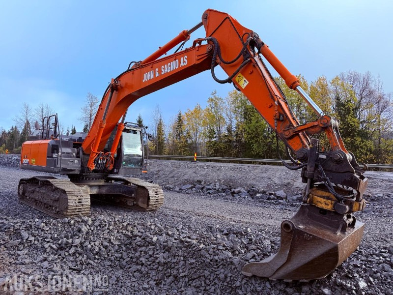 2016 Hitachi ZX300LC-6 Beltegraver - Sentralsmøring, GPS, Engcon tiltrotator og 2 skuffer - Grävmaskin: bild 2 2016 Hitachi ZX300LC-6 Beltegraver - Sentralsmøring, GPS, Engcon tiltrotator og 2 skuffer - Grävmaskin: bild 2