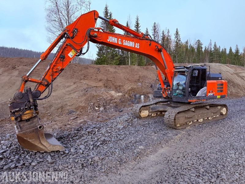 2016 Hitachi ZX300LC-6 Beltegraver - Sentralsmøring, GPS, Engcon tiltrotator og 2 skuffer - Grävmaskin: bild 1 2016 Hitachi ZX300LC-6 Beltegraver - Sentralsmøring, GPS, Engcon tiltrotator og 2 skuffer - Grävmaskin: bild 1