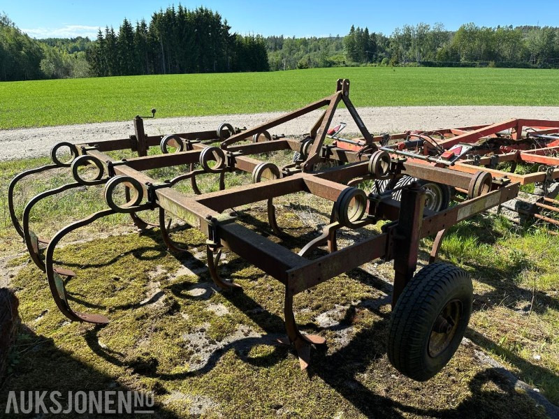 1984 Väderstad Grubber med 13-tenner - Lantbruksmaskiner: bild 1 1984 Väderstad Grubber med 13-tenner - Lantbruksmaskiner: bild 1