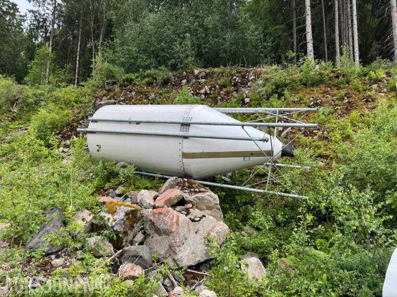 2014 2 stk Furab 26 m³ glassfibersiloer med innblåsingsrør og Flex90 kraftforskruer - Lantbruksmaskiner: bild 1 2014 2 stk Furab 26 m³ glassfibersiloer med innblåsingsrør og Flex90 kraftforskruer - Lantbruksmaskiner: bild 1