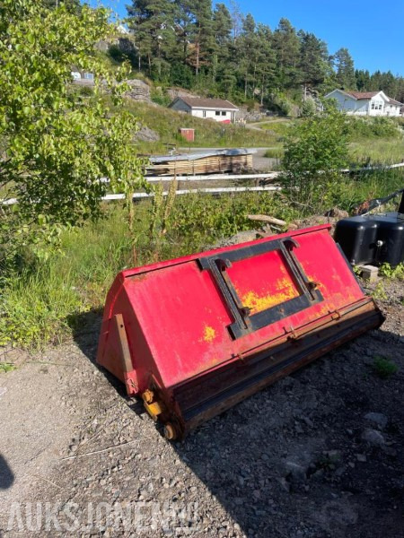 Jutul frontmontert strøapparat - Lantbruksmaskiner: bild 2 Jutul frontmontert strøapparat - Lantbruksmaskiner: bild 2