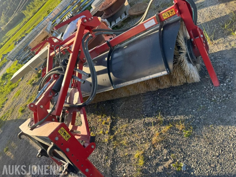 Tokvam - Hydraulisk feiekost med Eurofeste og triangelfeste - FK-21100 - Lantbruksmaskiner: bild 1 Tokvam - Hydraulisk feiekost med Eurofeste og triangelfeste - FK-21100 - Lantbruksmaskiner: bild 1