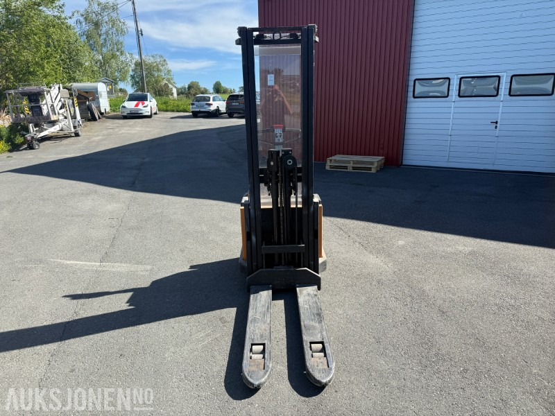 2001 Toyota SM12 F/1 Pallestabler med Batterilader STC 24/40 - Materialhanteringsutrustning: bild 3 2001 Toyota SM12 F/1 Pallestabler med Batterilader STC 24/40 - Materialhanteringsutrustning: bild 3