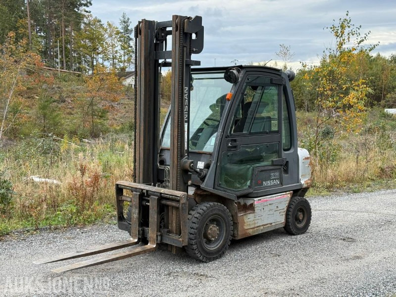2010 Nissan Y1D2A25Q dieseltruck – 2,5 tonn, 4 m løftehøyde - Materialhanteringsutrustning: bild 1 2010 Nissan Y1D2A25Q dieseltruck – 2,5 tonn, 4 m løftehøyde - Materialhanteringsutrustning: bild 1