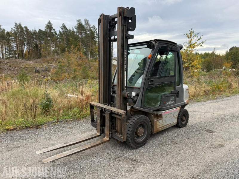 2010 Nissan Y1D2A25Q dieseltruck – 2,5 tonn, 4 m løftehøyde - Materialhanteringsutrustning: bild 2 2010 Nissan Y1D2A25Q dieseltruck – 2,5 tonn, 4 m løftehøyde - Materialhanteringsutrustning: bild 2