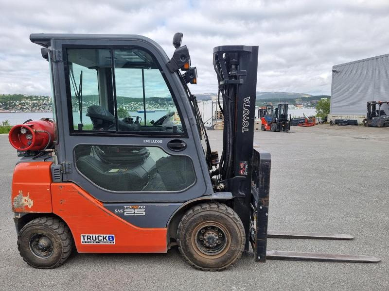 2010 Toyota 2010 Toyota 02-8FGF25 - 2,5 tonns propantruck - 4,7 m løftehøyde - Materialhanteringsutrustning: bild 2 2010 Toyota 2010 Toyota 02-8FGF25 - 2,5 tonns propantruck - 4,7 m løftehøyde - Materialhanteringsutrustning: bild 2