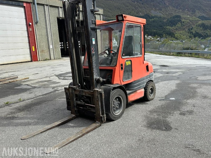 Toyota Gaffeltruck - Materialhanteringsutrustning: bild 1 Toyota Gaffeltruck - Materialhanteringsutrustning: bild 1
