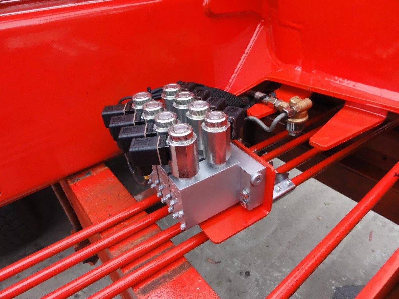 Actuator block MOD 10 for 6 function12/ 24VDC Retrofit Kit for crane with valve without solenoids Fassi Hiab Palfinger 12/24V - Byggmaskiner: bild 2 Actuator block MOD 10 for 6 function12/ 24VDC Retrofit Kit for crane with valve without solenoids Fassi Hiab Palfinger 12/24V - Byggmaskiner: bild 2