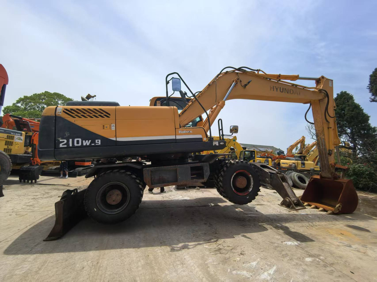 Hyundai 210w-9 wheel excavator - Grävmaskin på däck: bild 1 Hyundai 210w-9 wheel excavator - Grävmaskin på däck: bild 1