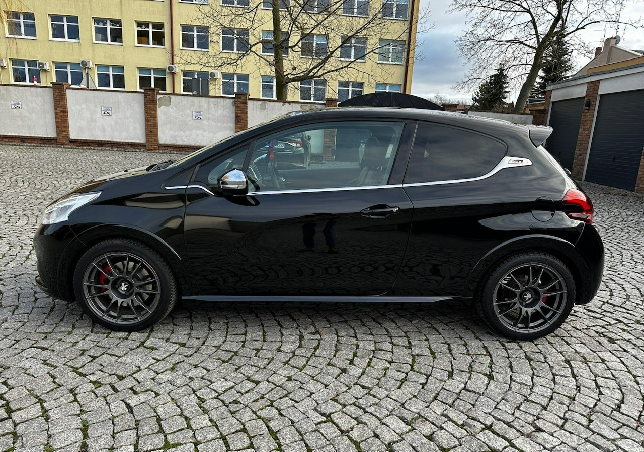Peugeot 208 I 208GTI Sport 1.6THP 208KM Panorama Led JBL Navi Kamera OZ-Racing 201 - Hatchback/ Halvkombi: bild 5 Peugeot 208 I 208GTI Sport 1.6THP 208KM Panorama Led JBL Navi Kamera OZ-Racing 201 - Hatchback/ Halvkombi: bild 5