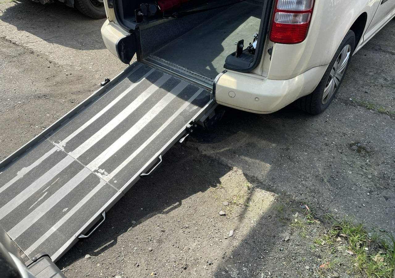 Personbil Volkswagen Caddy III Caddy do przewozu Niepełnosprawnych inwalida rampa 2015: bild 16