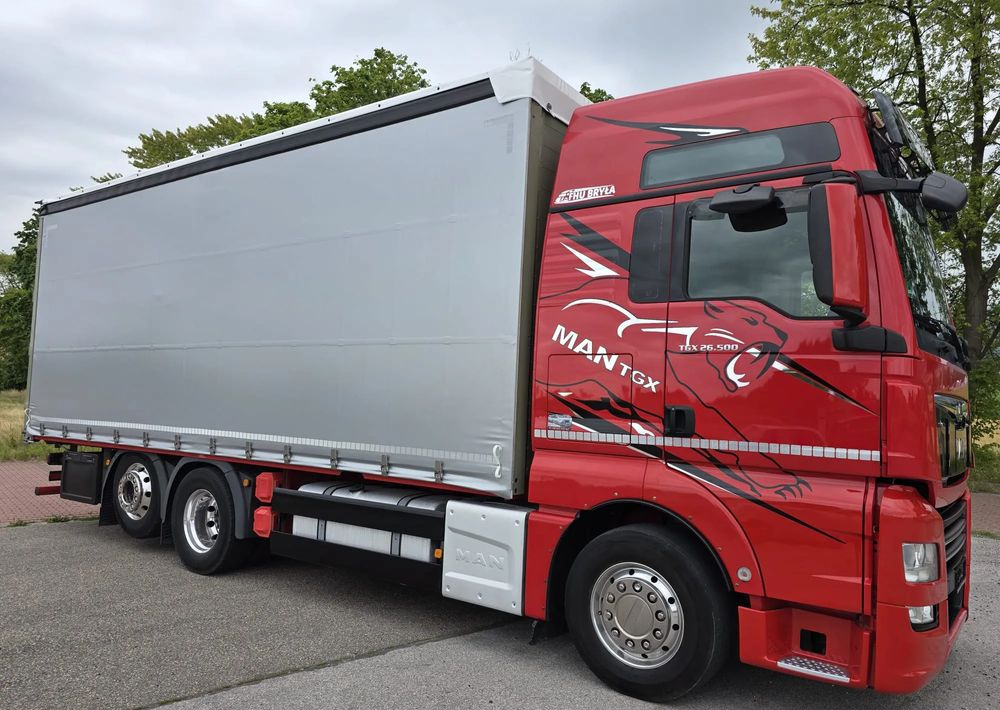 MAN TGX 26.500 / ALUMINIOWE FELGI / LIFT / 6X2 / KLIMA POSTOJOWA / 18PALET / E6 / FIRANKA / 17 TON ŁADOWNOŚĆ / WINDA / NISKI PRZEBIEG / JEDEN WŁAŚCICIEL / PODWIESZANA OŚ - Kapellbil: bild 1 MAN TGX 26.500 / ALUMINIOWE FELGI / LIFT / 6X2 / KLIMA POSTOJOWA / 18PALET / E6 / FIRANKA / 17 TON ŁADOWNOŚĆ / WINDA / NISKI PRZEBIEG / JEDEN WŁAŚCICIEL / PODWIESZANA OŚ - Kapellbil: bild 1