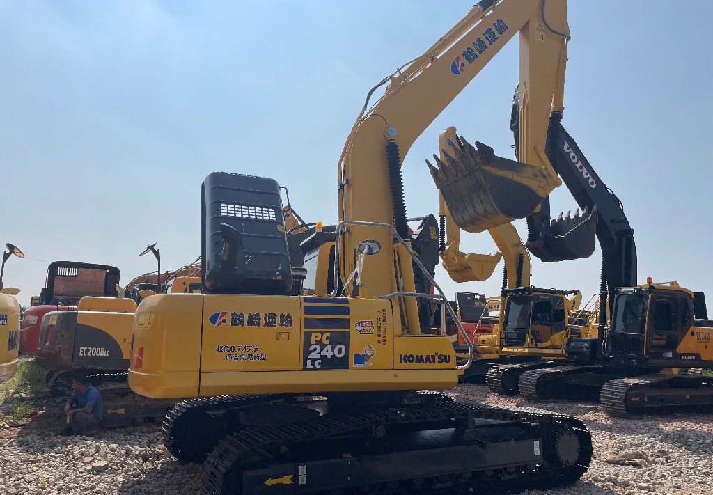 Komatsu PC 240 PC220 PC240-8 - Bandgrävare: bild 1 Komatsu PC 240 PC220 PC240-8 - Bandgrävare: bild 1