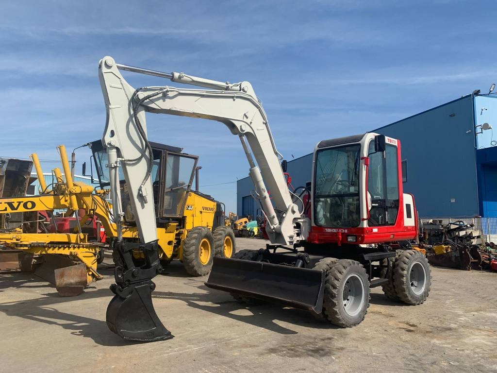 Takeuchi TB070W - Grävmaskin på däck: bild 1 Takeuchi TB070W - Grävmaskin på däck: bild 1