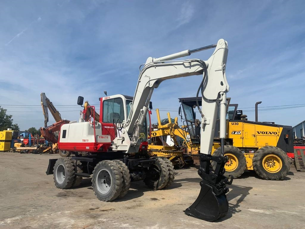 Takeuchi TB070W - Grävmaskin på däck: bild 2 Takeuchi TB070W - Grävmaskin på däck: bild 2