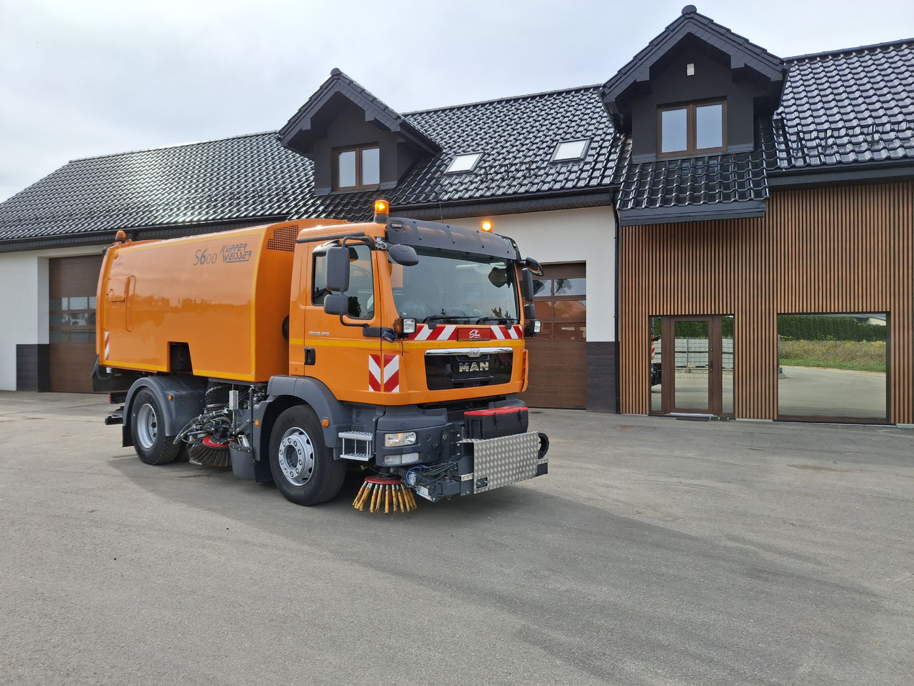 MAN TGM 18.250 Zamiatarka Kupper Weisser BROCK 2 Motoren Szczotki L/R PM10 Odchwaszczarka - Sopmaskin: bild 1 MAN TGM 18.250 Zamiatarka Kupper Weisser BROCK 2 Motoren Szczotki L/R PM10 Odchwaszczarka - Sopmaskin: bild 1