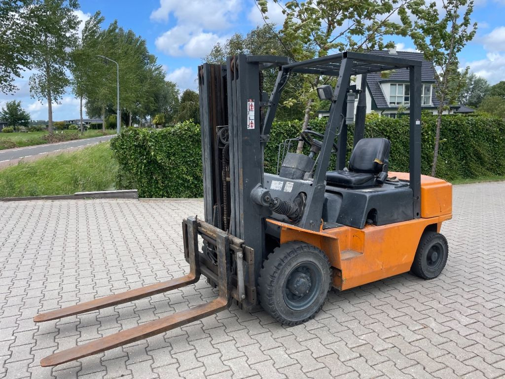 Nissan FJ02A25U 2.5 ton diesel triplo freelift heftruck - Motviktstruck: bild 1 Nissan FJ02A25U 2.5 ton diesel triplo freelift heftruck - Motviktstruck: bild 1