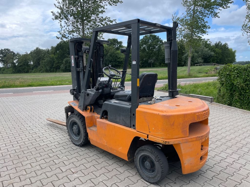 Nissan FJ02A25U 2.5 ton diesel triplo freelift heftruck - Motviktstruck: bild 2 Nissan FJ02A25U 2.5 ton diesel triplo freelift heftruck - Motviktstruck: bild 2