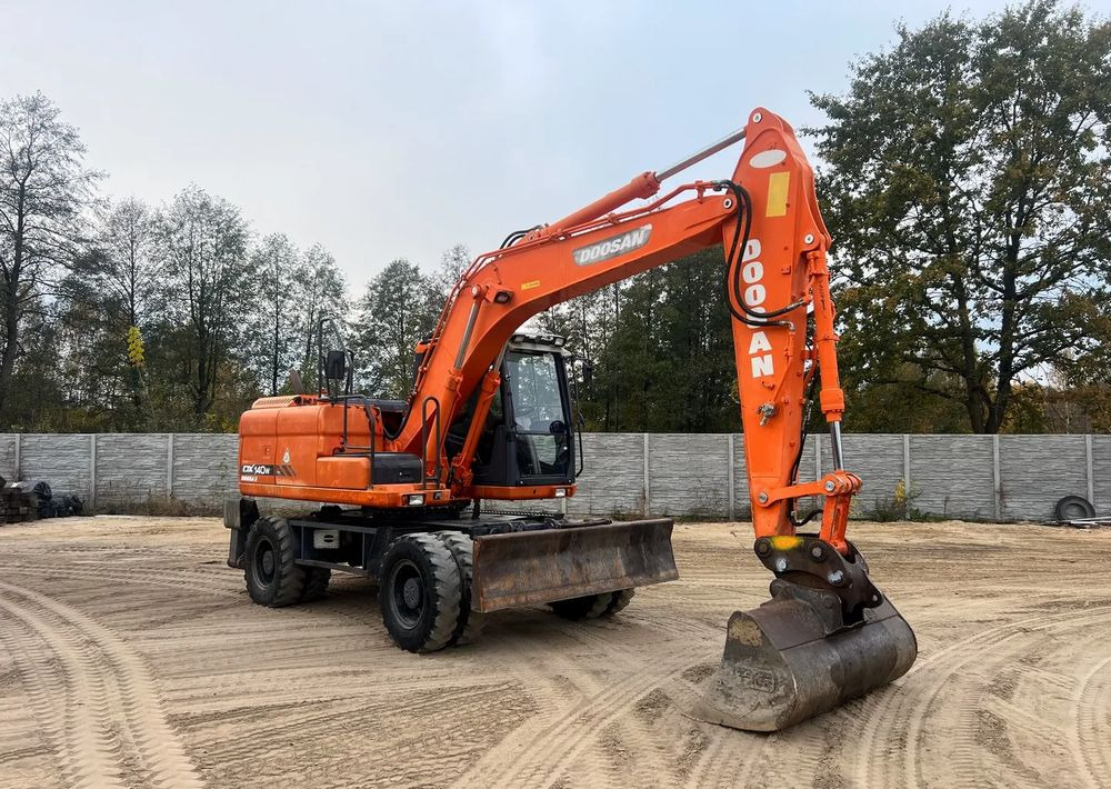 Doosan DX140W-3 - Grävmaskin på däck: bild 1 Doosan DX140W-3 - Grävmaskin på däck: bild 1