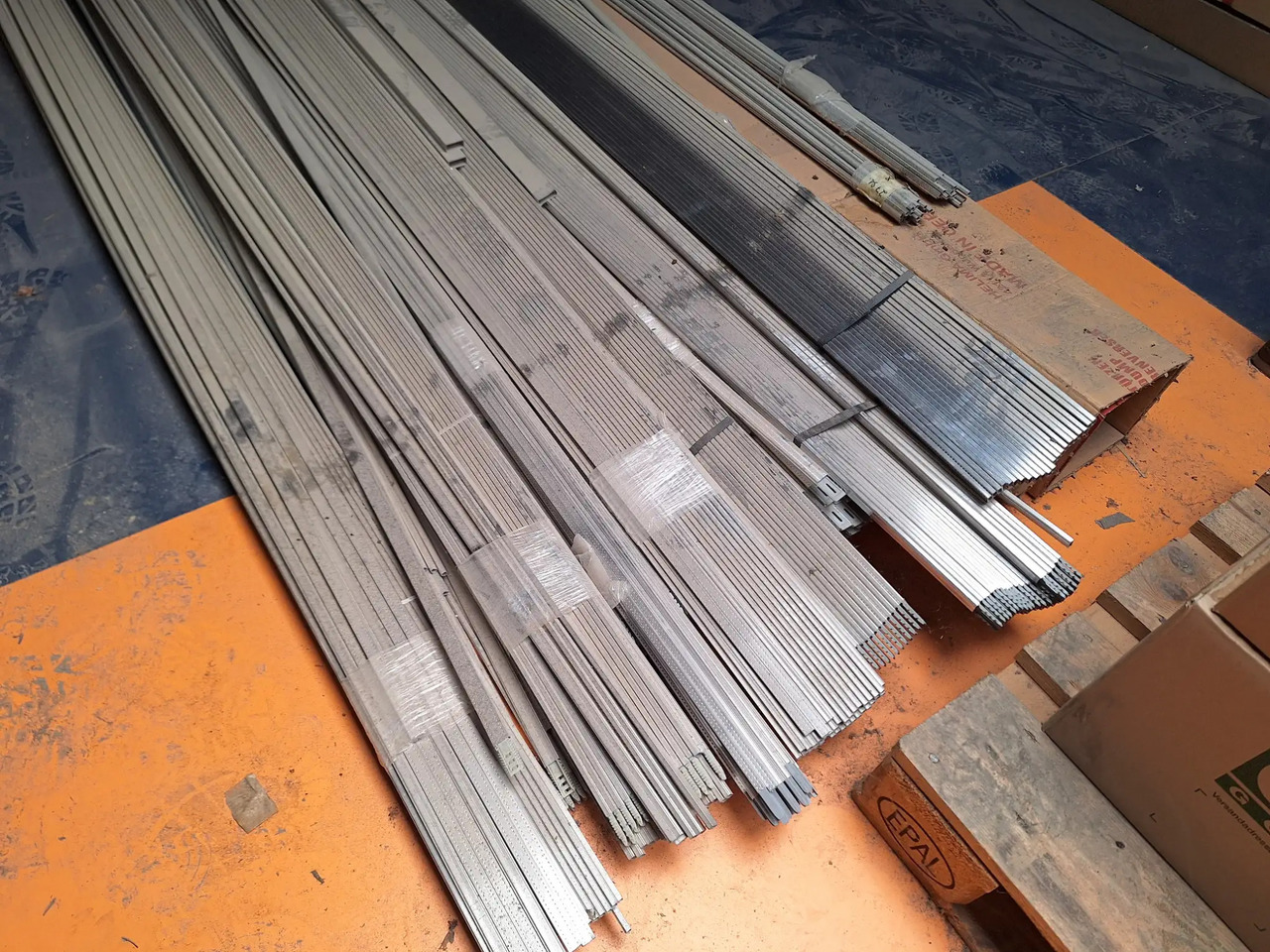 1 Posten PVC-Profile - Entreprenadutrustning: bild 2 1 Posten PVC-Profile - Entreprenadutrustning: bild 2