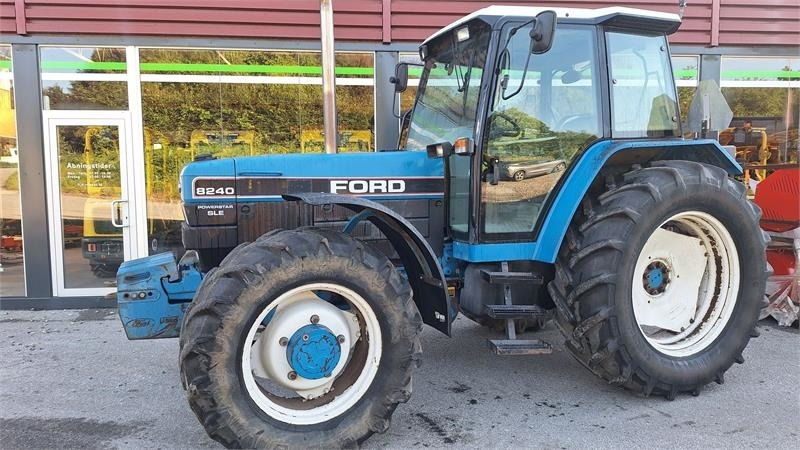 Ford 8240 - Traktor: bild 1 Ford 8240 - Traktor: bild 1