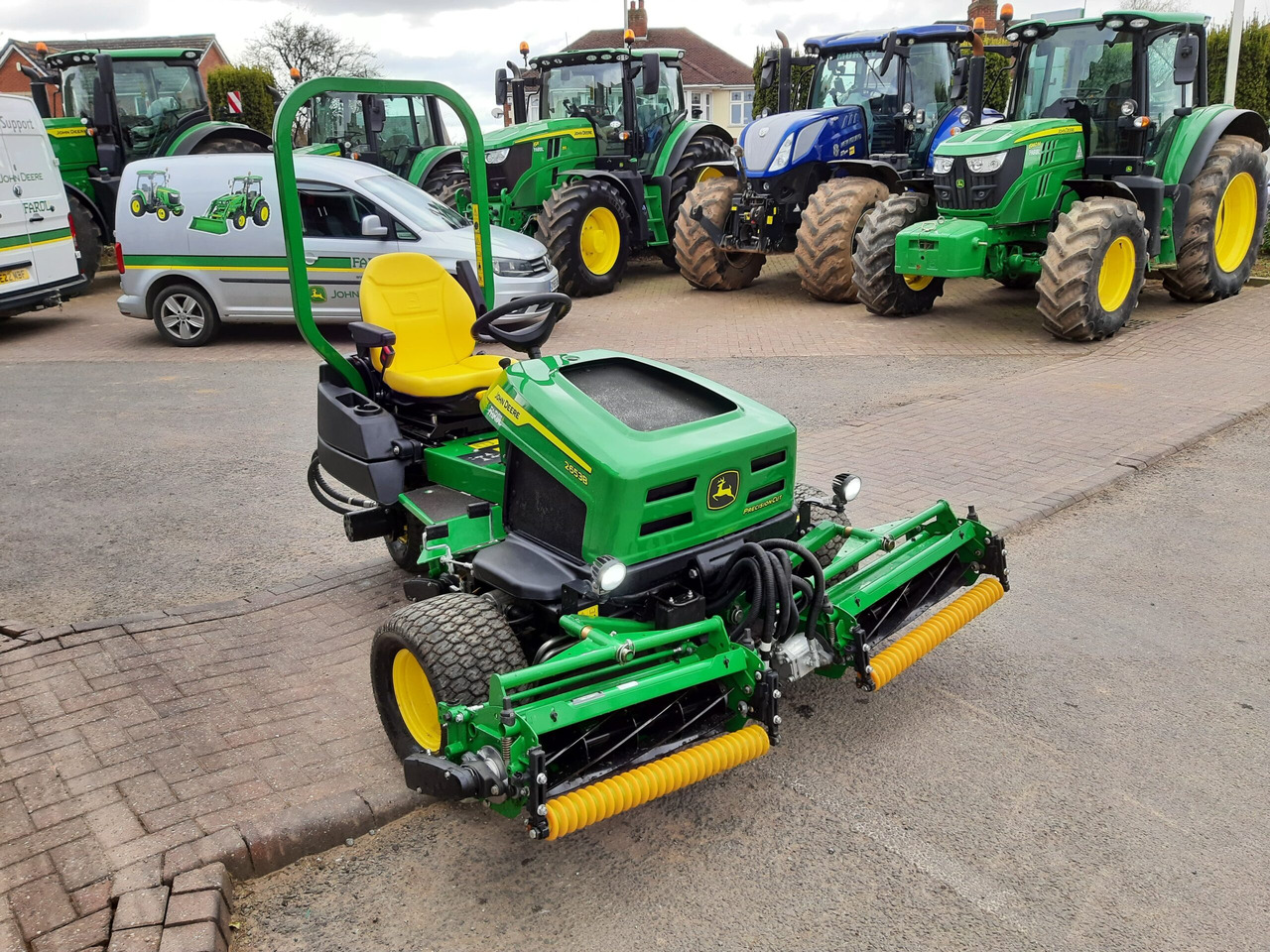 John Deere 2653B utility triple mower - Gräsklippare: bild 1 John Deere 2653B utility triple mower - Gräsklippare: bild 1