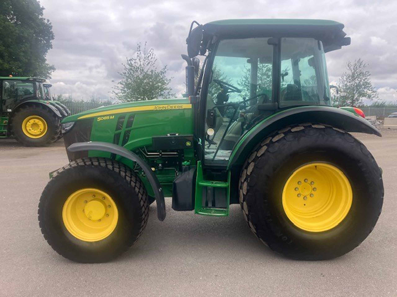 John Deere 5085M - Traktor: bild 2 John Deere 5085M - Traktor: bild 2