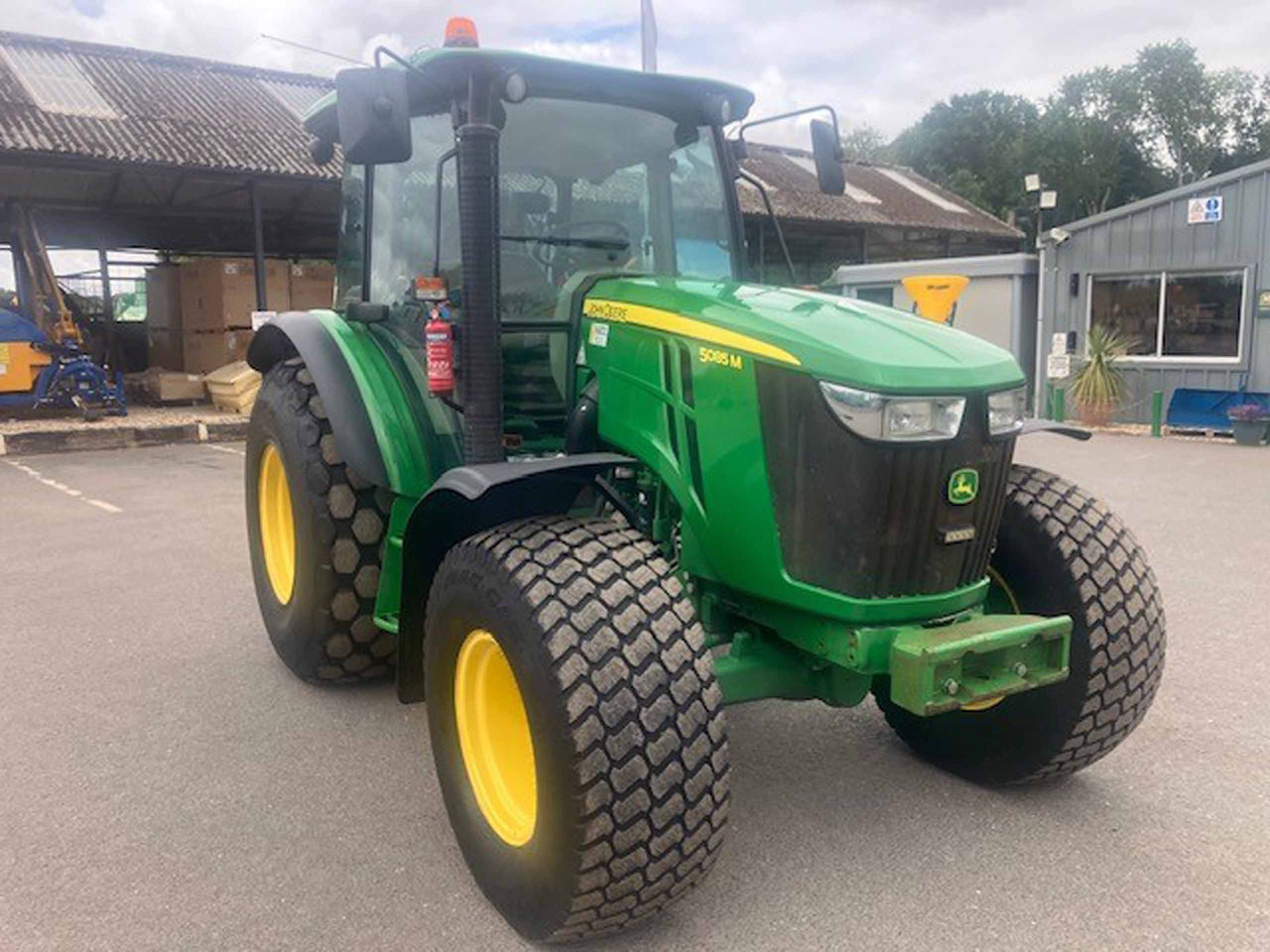 John Deere 5085M - Traktor: bild 4 John Deere 5085M - Traktor: bild 4