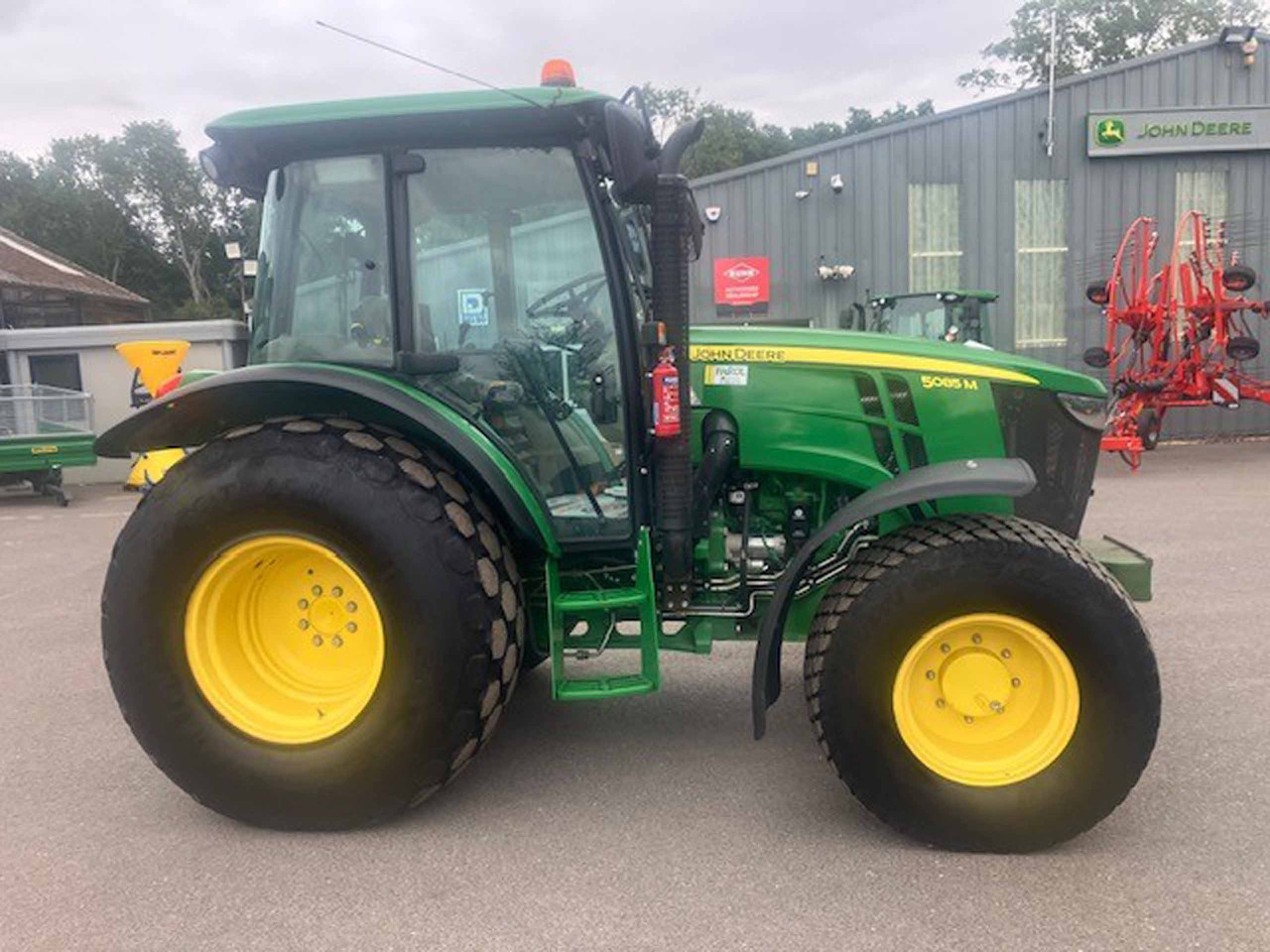 John Deere 5085M - Traktor: bild 5 John Deere 5085M - Traktor: bild 5