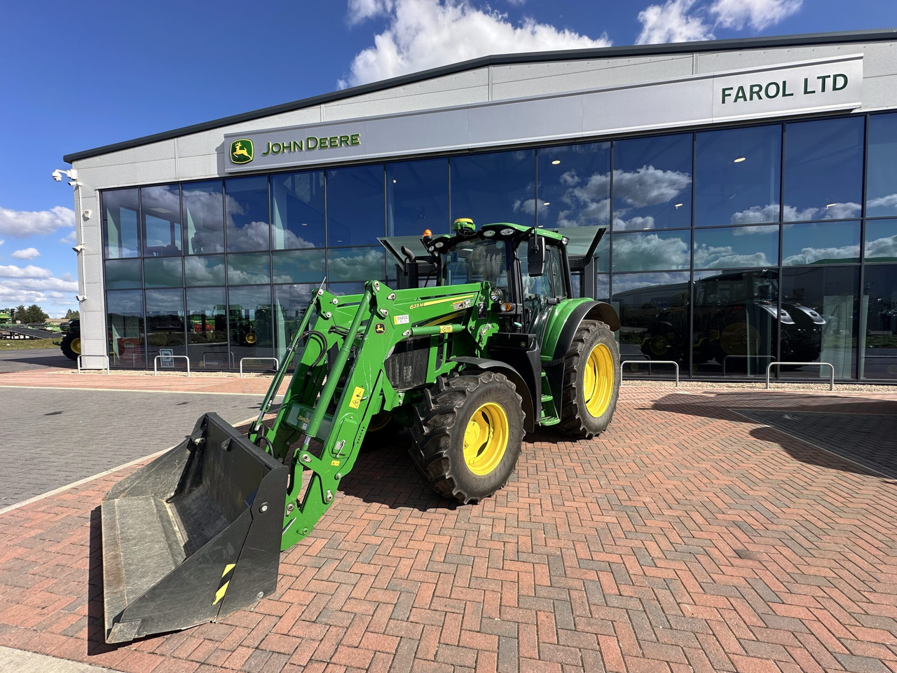 John Deere 6110M + 623M - Traktor: bild 1 John Deere 6110M + 623M - Traktor: bild 1