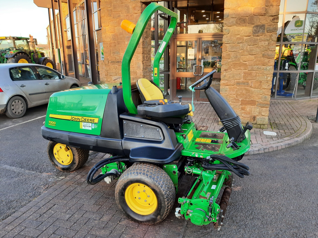 John Deere 7200 utility triple mower - Gräsklippare: bild 1 John Deere 7200 utility triple mower - Gräsklippare: bild 1