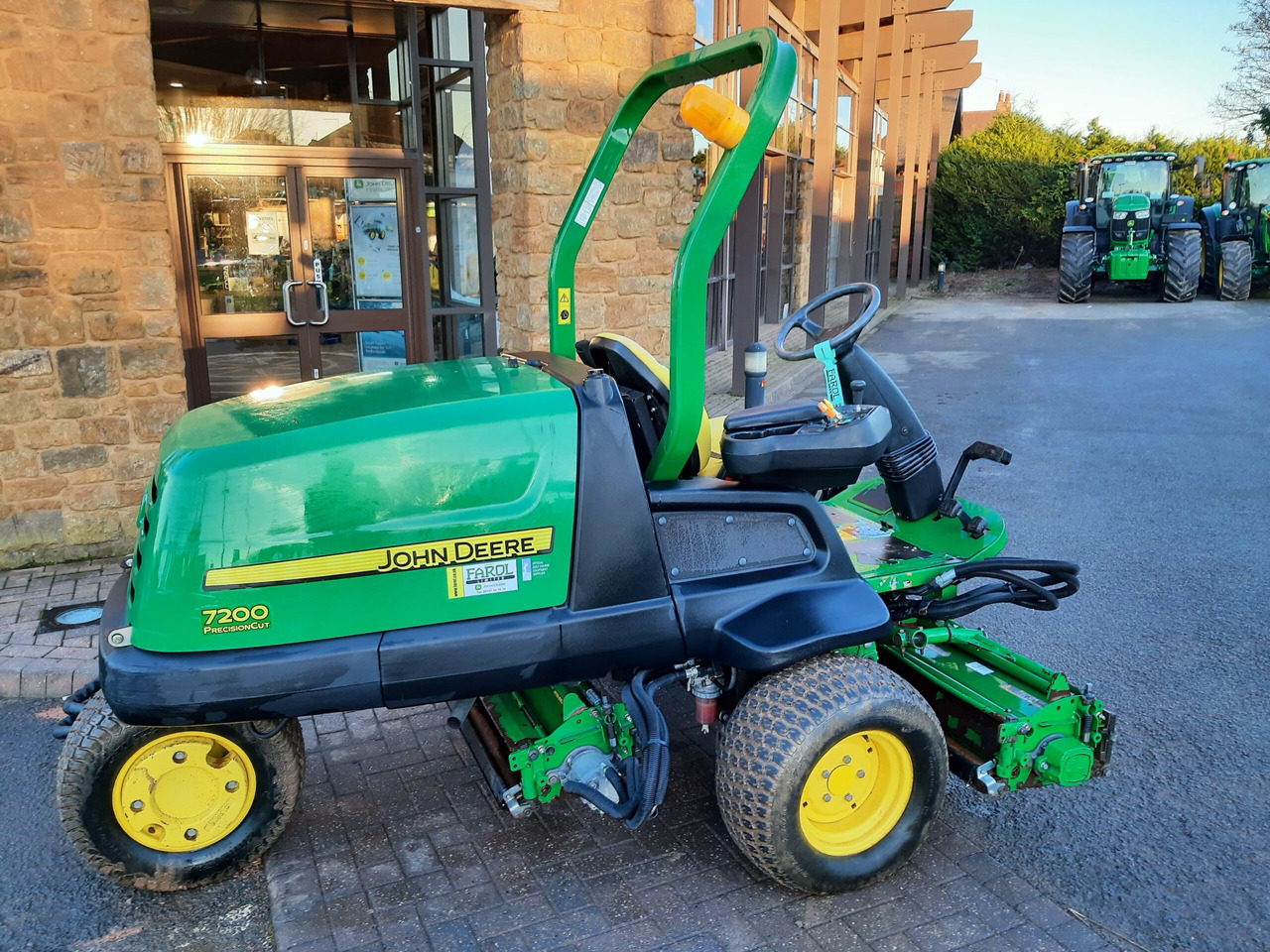 John Deere 7200 utility triple mower - Gräsklippare: bild 4 John Deere 7200 utility triple mower - Gräsklippare: bild 4