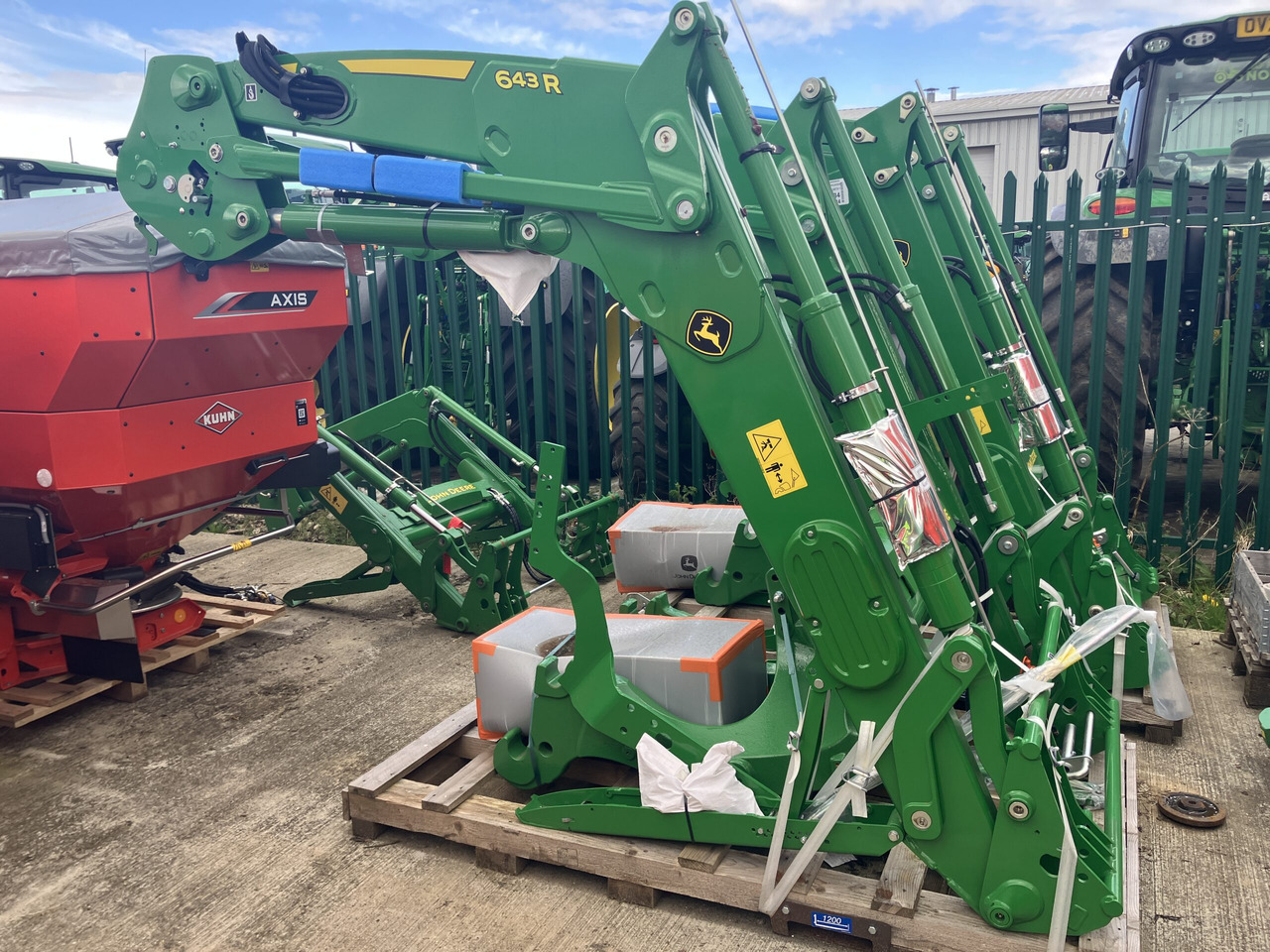 John Deere 643R Loader and Brackets - Tillbehör: bild 1 John Deere 643R Loader and Brackets - Tillbehör: bild 1