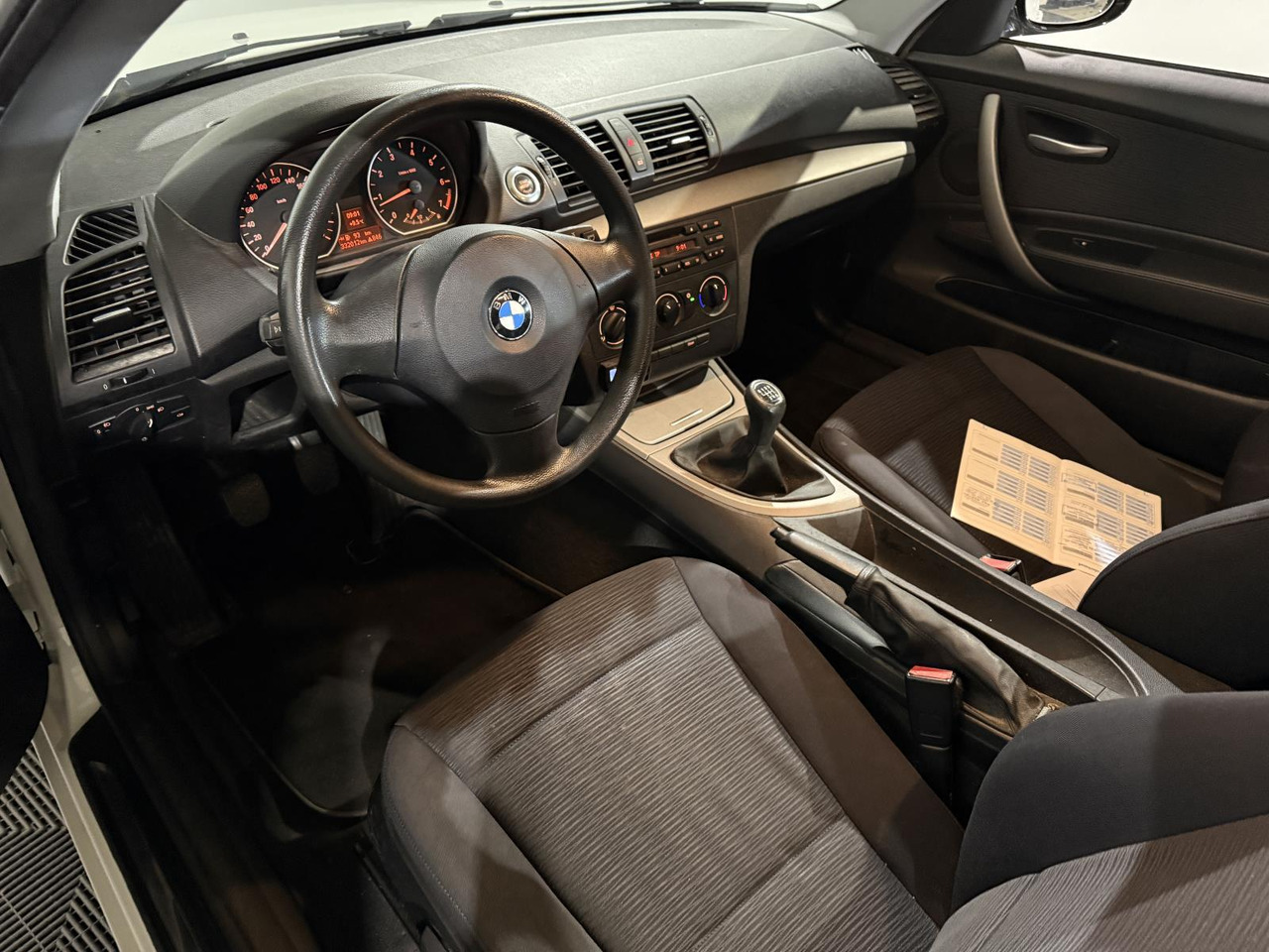 BMW | 1-serie | 116i Introduction | 2007 | 332.014 km | 57XXLG | Logisch - Hatchback/ Halvkombi: bild 4 BMW | 1-serie | 116i Introduction | 2007 | 332.014 km | 57XXLG | Logisch - Hatchback/ Halvkombi: bild 4