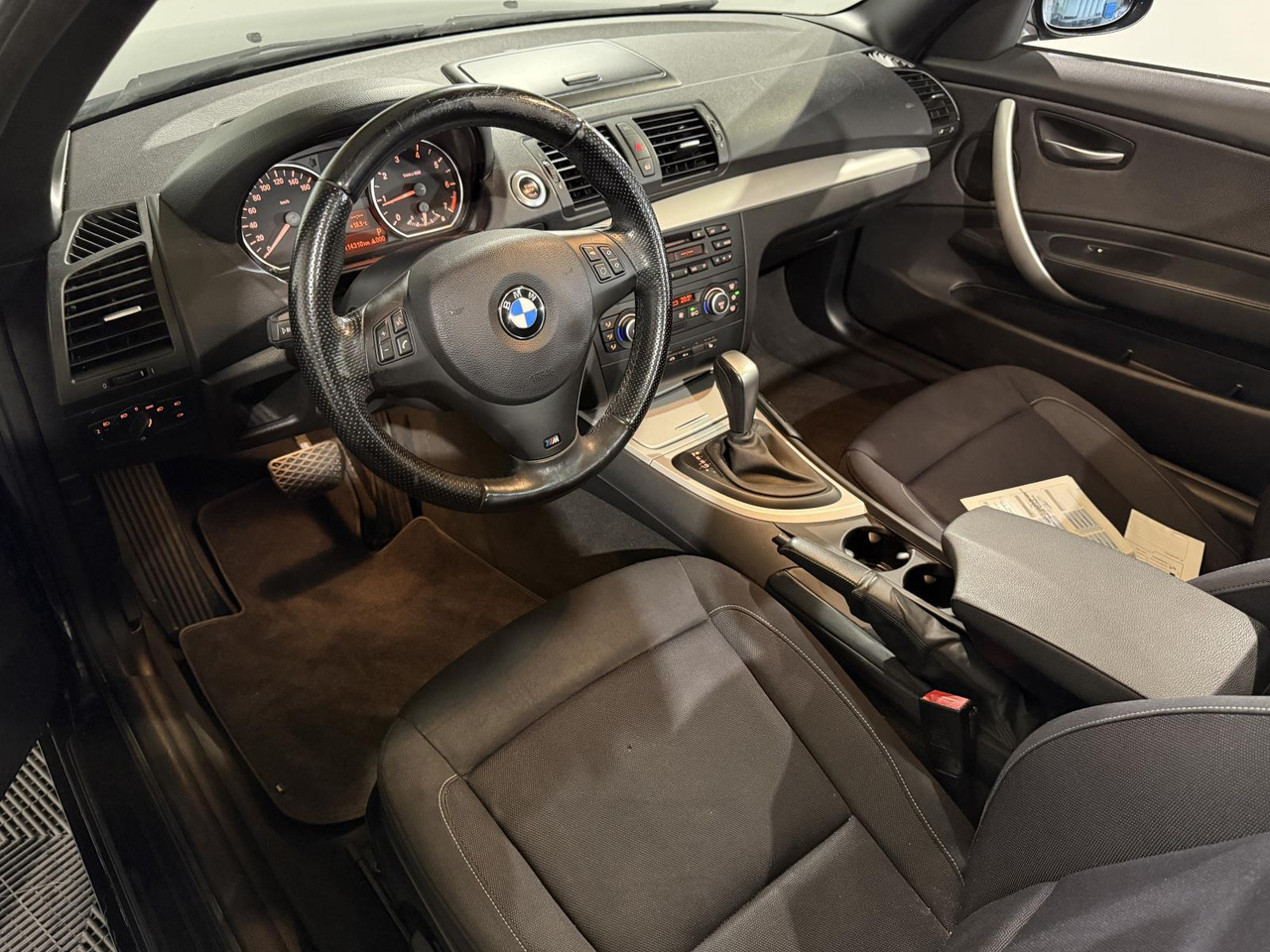 BMW | 1-serie Cabrio | 118i High Executive | 2009 | 114.310 km | 43HZT4 | Logisch - Personbil: bild 3 BMW | 1-serie Cabrio | 118i High Executive | 2009 | 114.310 km | 43HZT4 | Logisch - Personbil: bild 3
