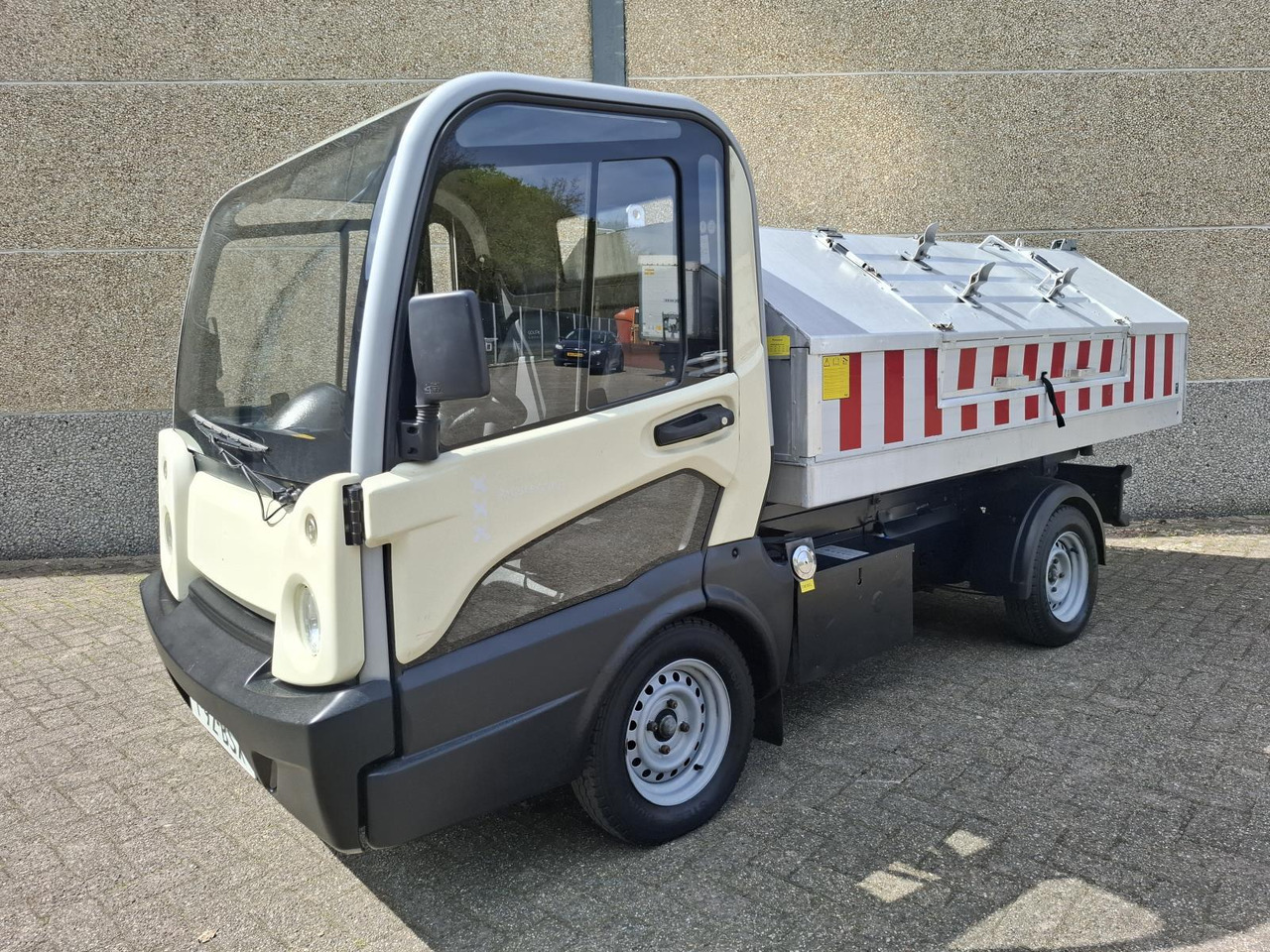 Goupil G5 Elektrische Stratenreinigingsmachine T-92-BSX - Elektriskt arbetsfordon, Sopmaskin: bild 1 Goupil G5 Elektrische Stratenreinigingsmachine T-92-BSX - Elektriskt arbetsfordon, Sopmaskin: bild 1