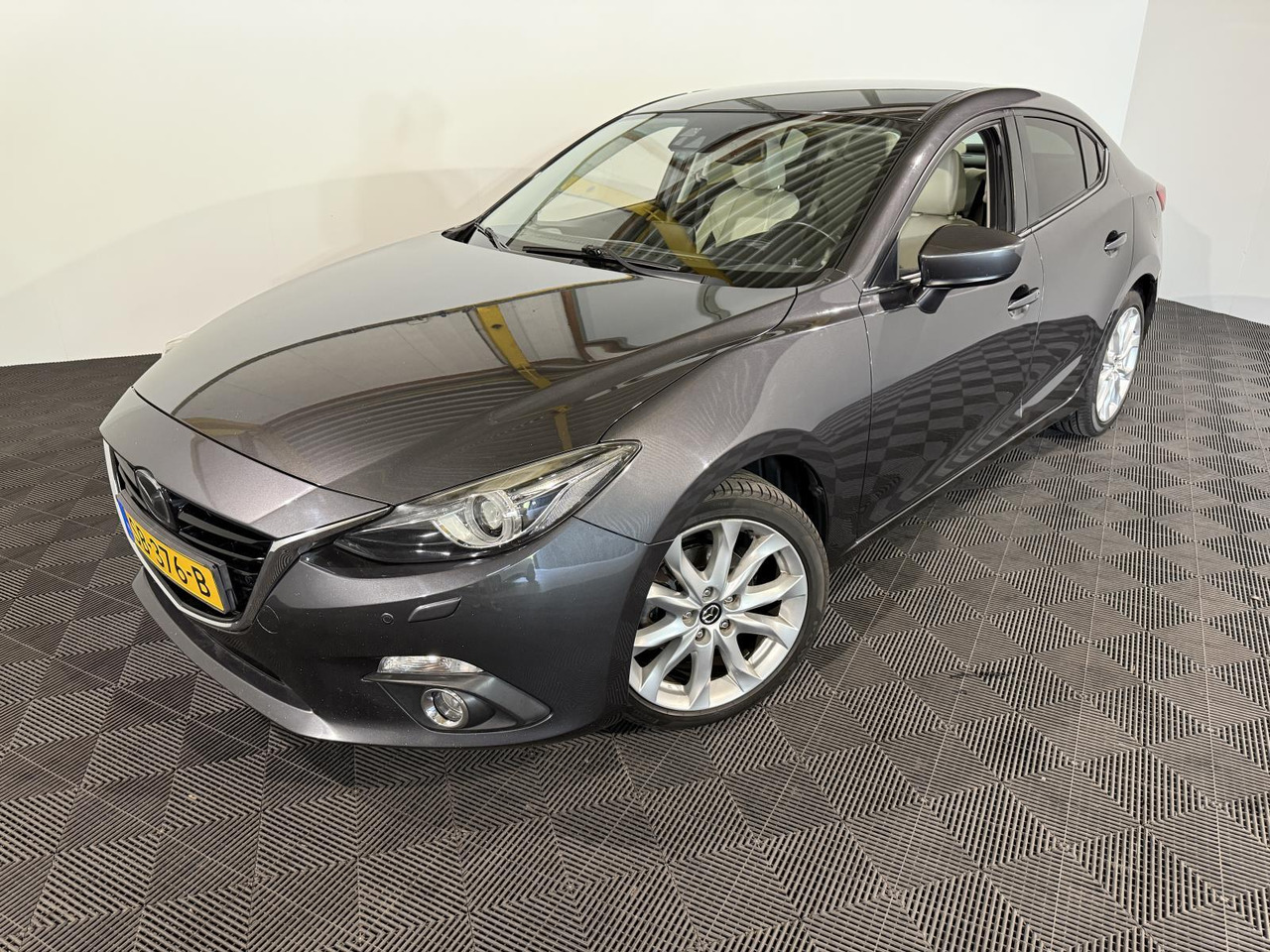 Mazda 3 2.2D Skylease GT | 2015 | 185.370 km | SB-376-B - Sedan: bild 1 Mazda 3 2.2D Skylease GT | 2015 | 185.370 km | SB-376-B - Sedan: bild 1