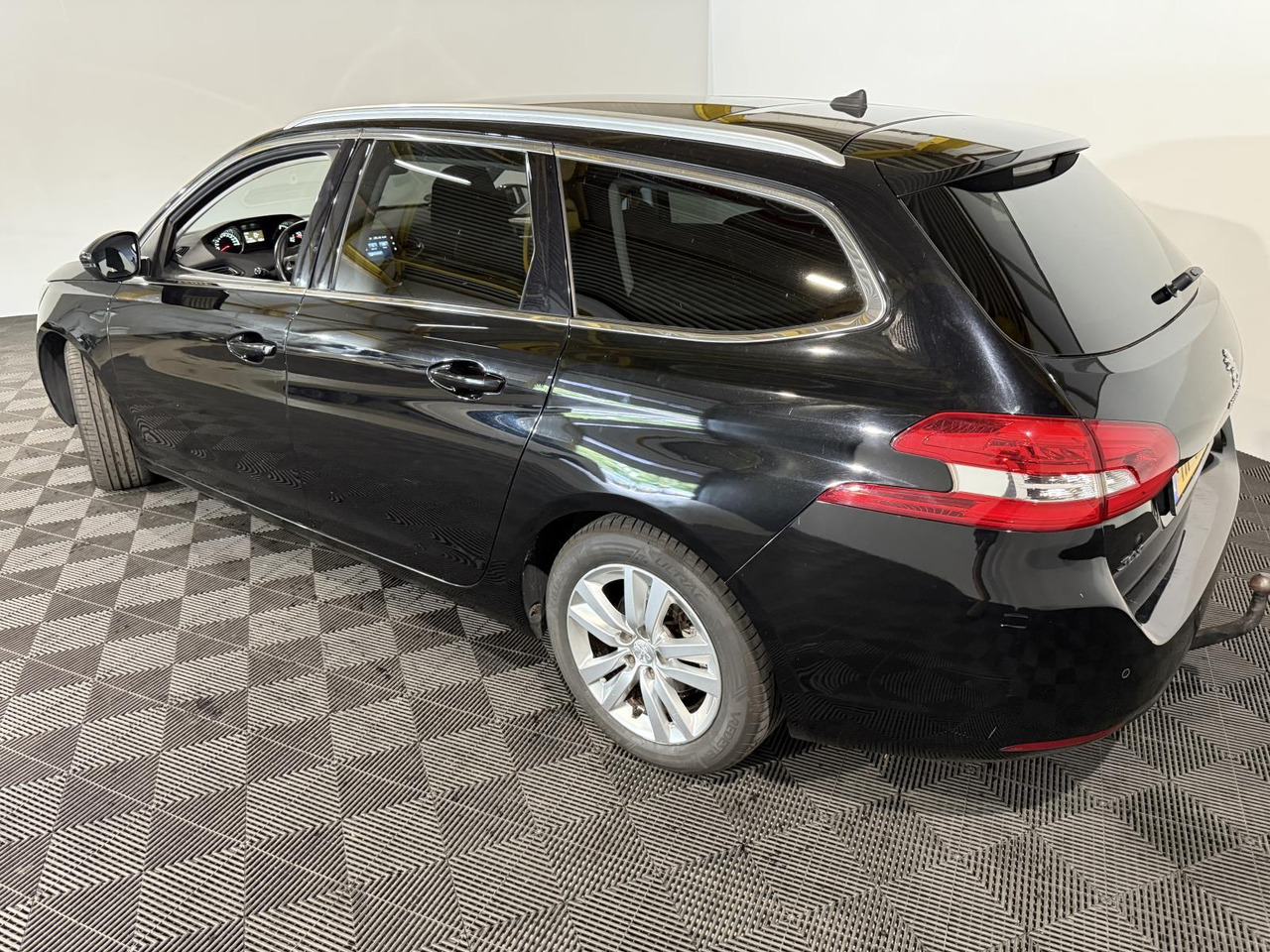 Peugeot 308 SW 1.6 BlueHDI Blue Lease Executive Pack | 2015 | 209.358 km | HF-511-S - Personbil: bild 3 Peugeot 308 SW 1.6 BlueHDI Blue Lease Executive Pack | 2015 | 209.358 km | HF-511-S - Personbil: bild 3