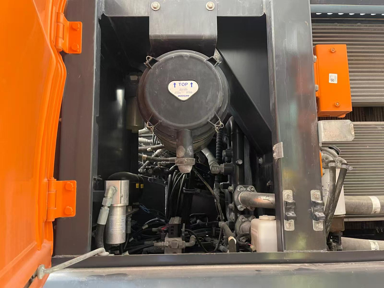 DOOSAN DX210 - Grävmaskin på däck: bild 1 DOOSAN DX210 - Grävmaskin på däck: bild 1