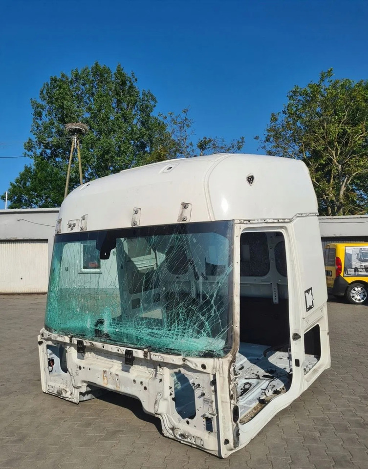 GOŁA SZKIELET POSZYCIE BLACHA RENAULT GAMA T HIGH WYSOKA KABINA - USZKODZONA - Hytt: bild 1 GOŁA SZKIELET POSZYCIE BLACHA RENAULT GAMA T HIGH WYSOKA KABINA - USZKODZONA - Hytt: bild 1
