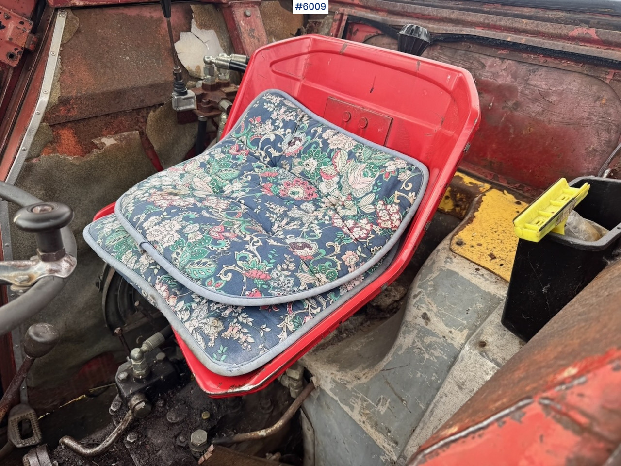 Traktor 1971 Massey-Ferguson 135 incl. front loader, bucket, rear scraper, and log splitter/firewood machine: bild 11