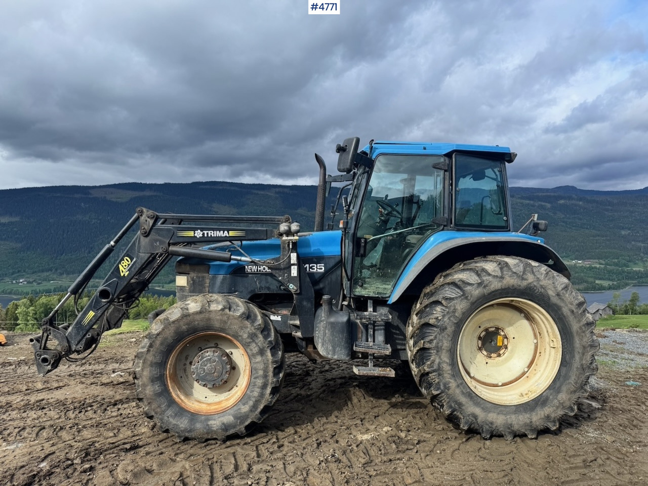 2000 New Holland TM135 4x4 w/ Front loader - Traktor: bild 2 2000 New Holland TM135 4x4 w/ Front loader - Traktor: bild 2