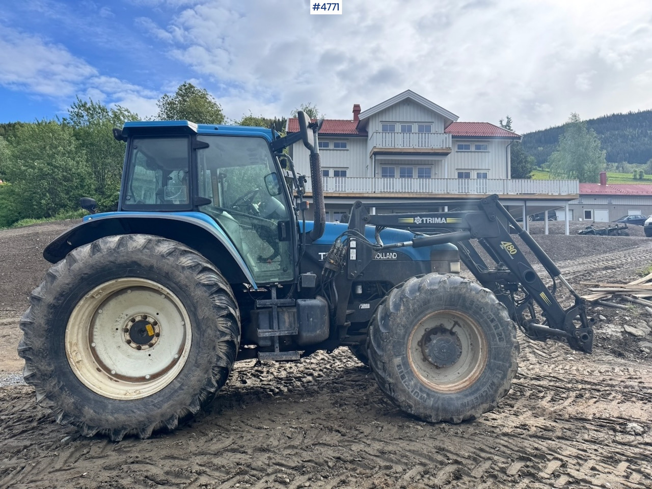 2000 New Holland TM135 4x4 w/ Front loader - Traktor: bild 1 2000 New Holland TM135 4x4 w/ Front loader - Traktor: bild 1