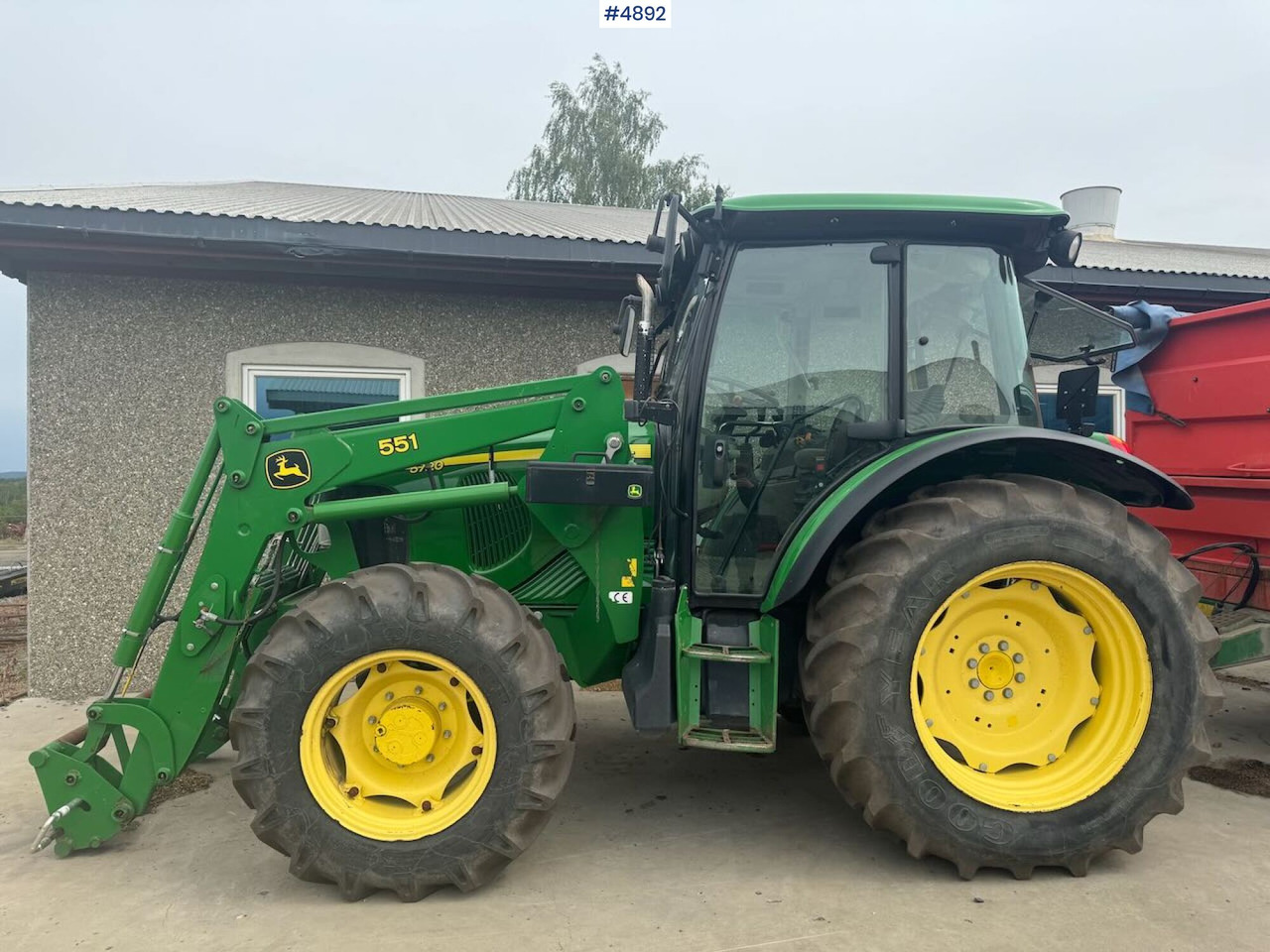 2004 John Deere 5720 4x4 w/ front loader - Traktor: bild 2 2004 John Deere 5720 4x4 w/ front loader - Traktor: bild 2