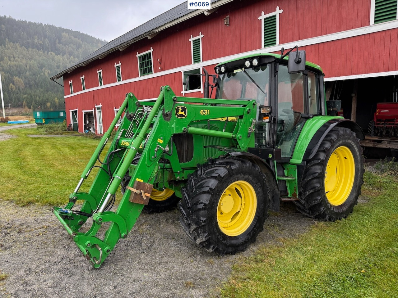2006 John Deere 6320 w/ front loader, bucket, grapple, pallet fork and chains. Low hours!! - Traktor: bild 4 2006 John Deere 6320 w/ front loader, bucket, grapple, pallet fork and chains. Low hours!! - Traktor: bild 4