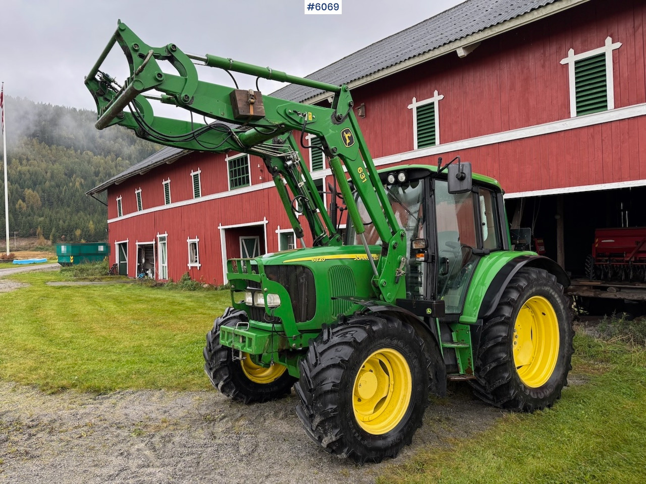 2006 John Deere 6320 w/ front loader, bucket, grapple, pallet fork and chains. Low hours!! - Traktor: bild 3 2006 John Deere 6320 w/ front loader, bucket, grapple, pallet fork and chains. Low hours!! - Traktor: bild 3
