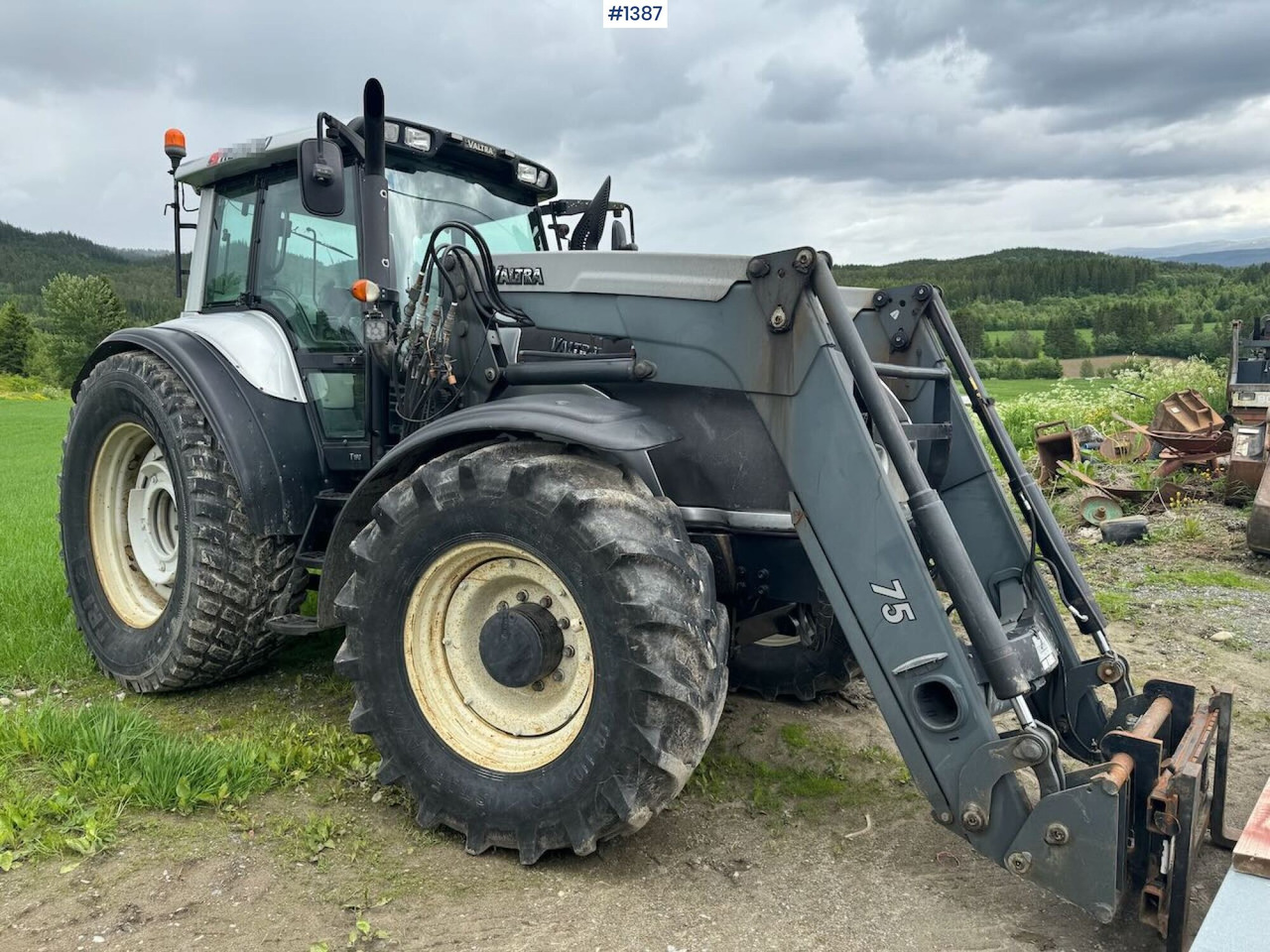 2007 Valtra T190 4x4 Tractor w/ bucket - Traktor: bild 1 2007 Valtra T190 4x4 Tractor w/ bucket - Traktor: bild 1