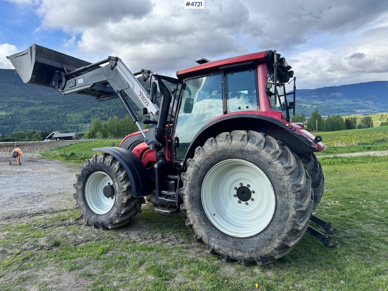 2010 Valtra N142 equipped for snow clearing with front loader - Traktor: bild 4 2010 Valtra N142 equipped for snow clearing with front loader - Traktor: bild 4