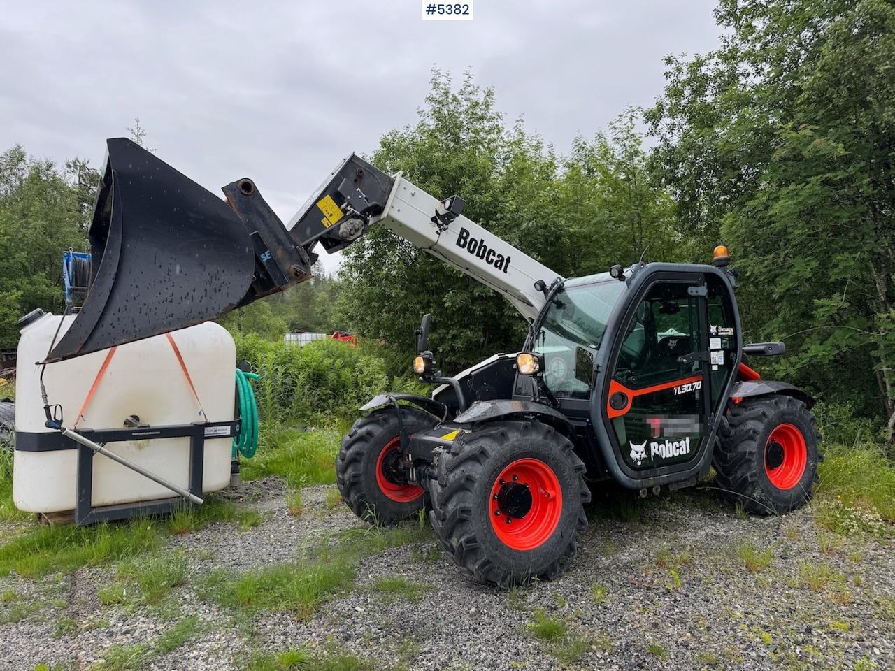 2021 Bobcat TL30.70DB m/ bucket, pallet fork and 4 chains. - Motviktstruck: bild 1 2021 Bobcat TL30.70DB m/ bucket, pallet fork and 4 chains. - Motviktstruck: bild 1